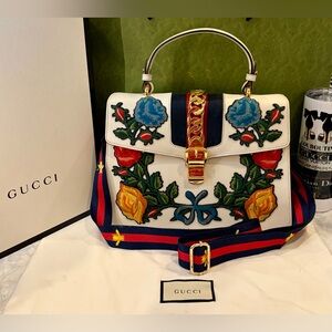 🌺💙💛 EUC GUCCI SYLIE MEDIUM FLORAL 
EMBROIDERED CALFSKIN LEATHER TOP HANDLE💛💙🌺